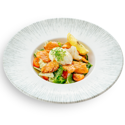 Салат с форелью и яйцом пашот