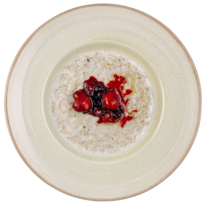 Овсяная каша с вишневым соусом