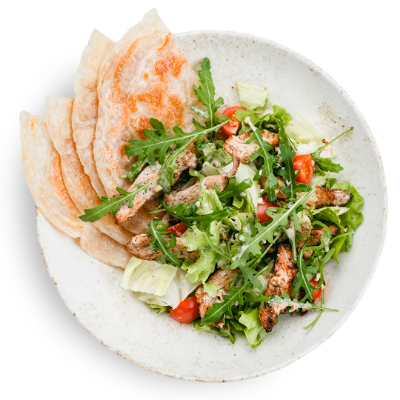 Салат с цыпленком, лепешкой роти и ореховым соусом