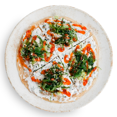 Лепешка роти с цыпленком и салатом чука