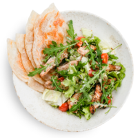 Салат с цыпленком, лепешкой роти и ореховым соусом